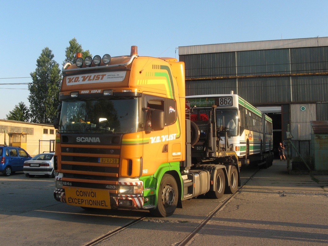 Gelenkobus 032 wird in die Halle rangiert zum Entladen