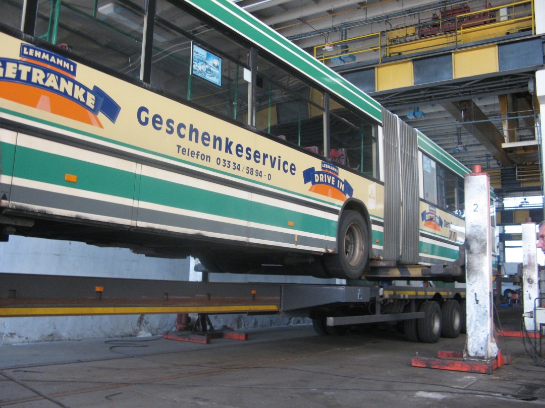 Entladung des Gelenkobusses 032 mittels elektrischer Wagenheber