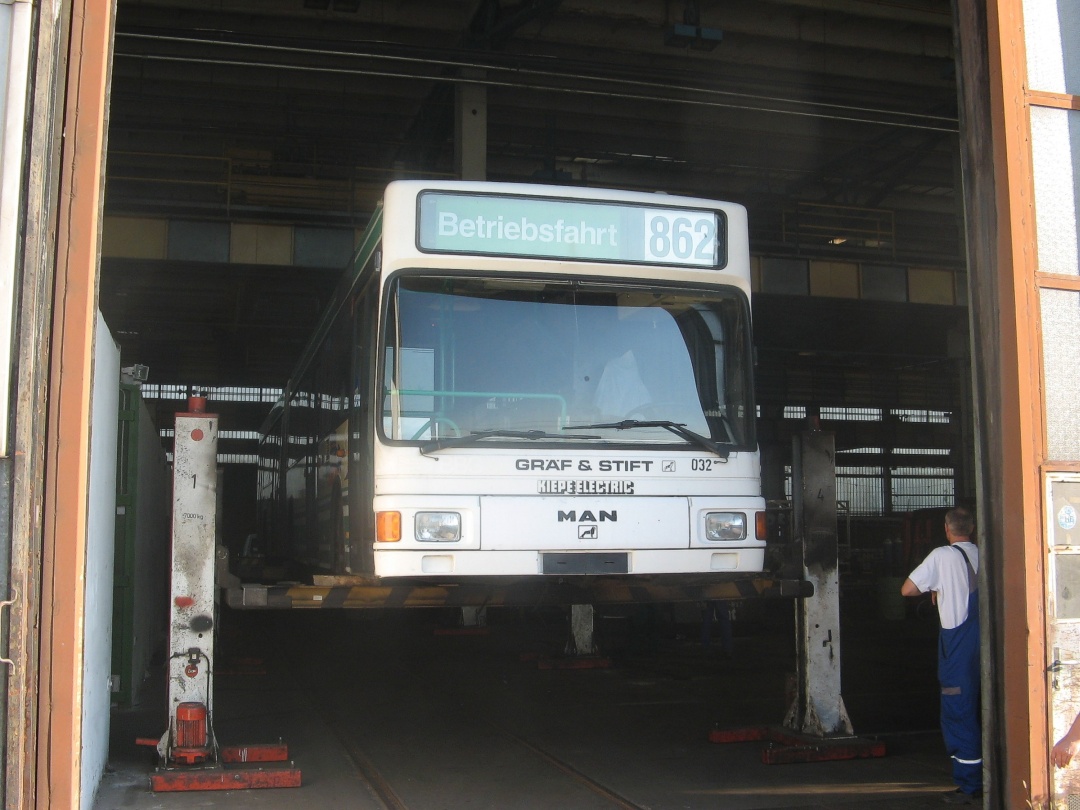 Entladung des Gelenkobusses 032 mittels elektrischer Wagenheber