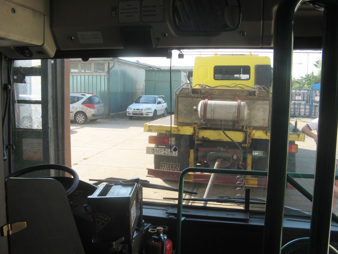 Gelenkobus 032 angekuppelt an einen LKW vom Typ Renault, gut zu sehen die Ballastgewichte und ein zusätzlicher Luftkessel