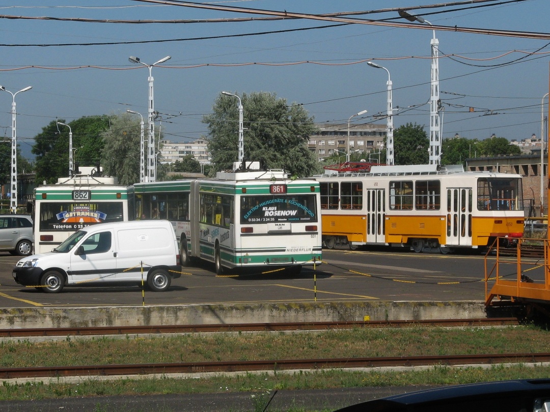 Ehemalige Eberswalder Gelenkobusse 031 und 032 auf dem Gelände der BKV VJSZ Kft in Budapest/H